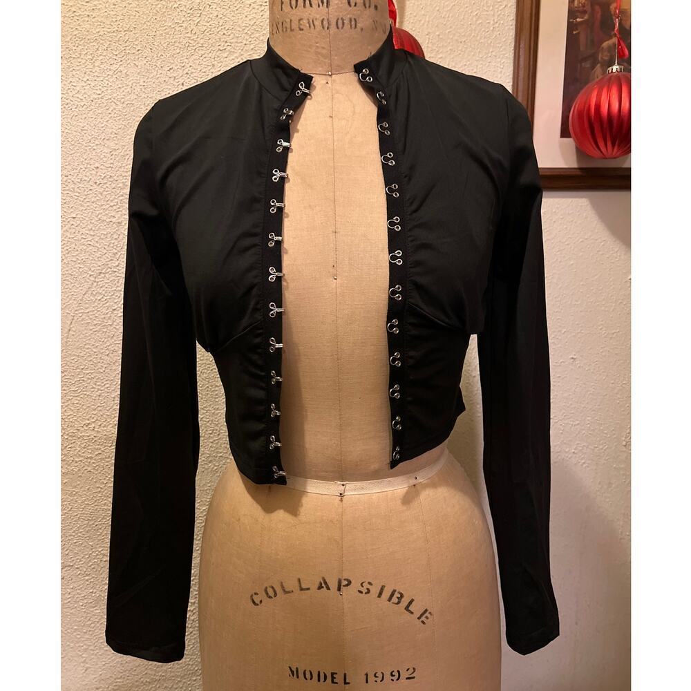 Women's Black Long Sleeve Mock Neck Hook and Eye Closure Crop Top NWOT Size M - Picture 7 of 10